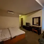 Oyo 90952 Hotel Grand Sirao