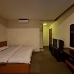 Oyo 90952 Hotel Grand Sirao