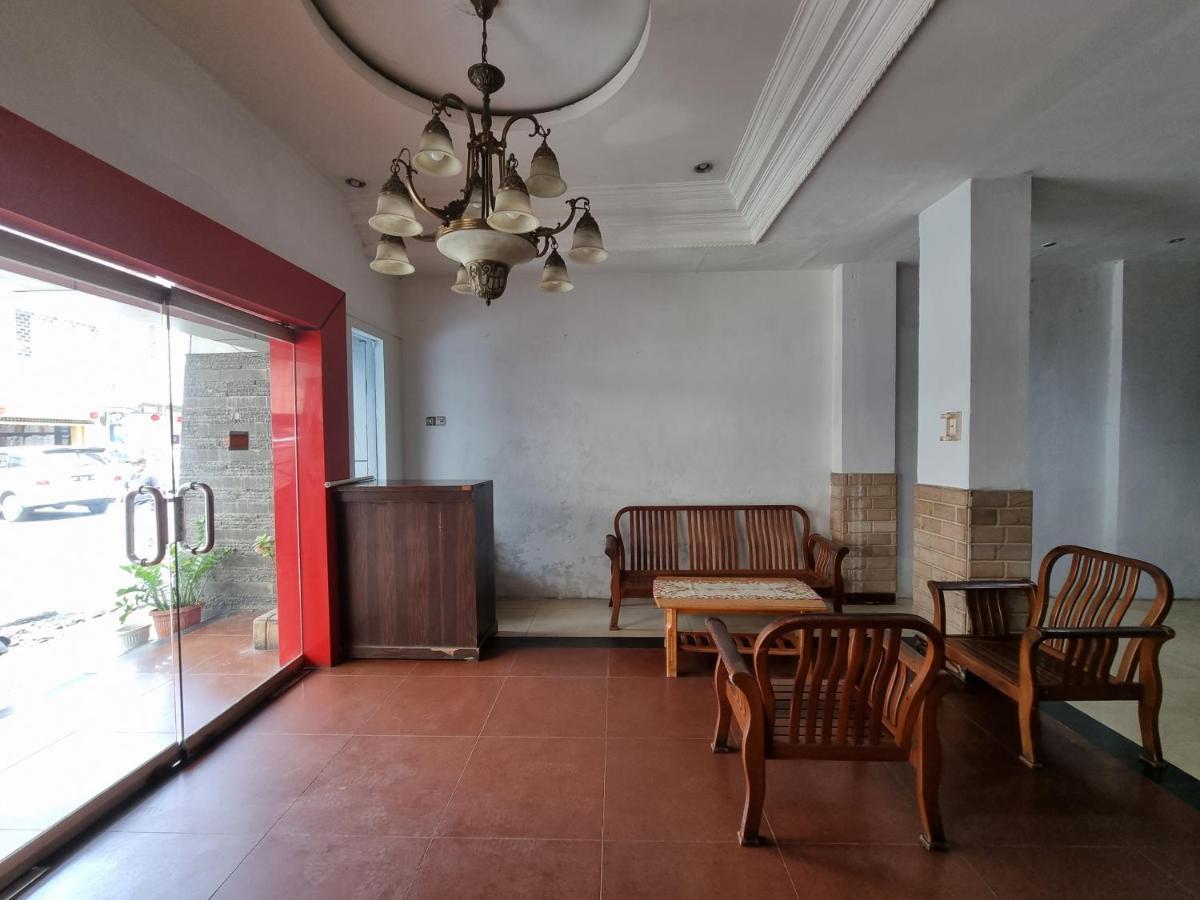 Oyo 90952 Grand Sirao 2*