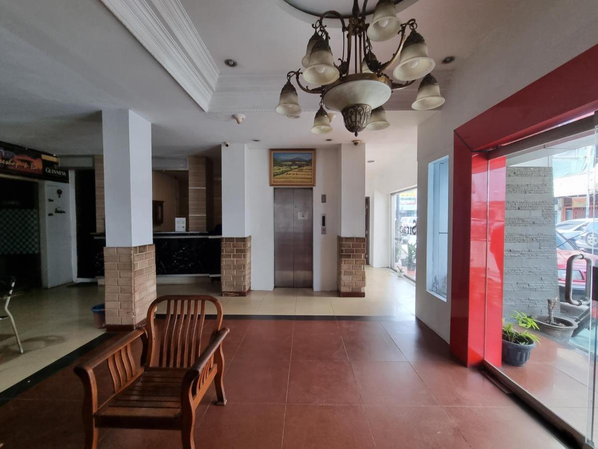 Oyo 90952 Grand Sirao Hotel