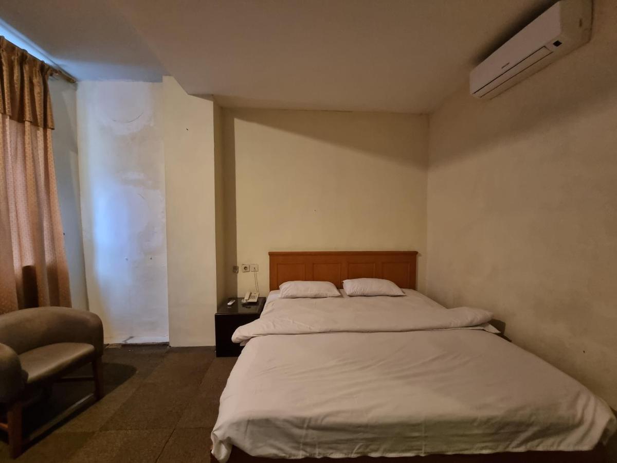 Oyo 90952 Grand Sirao Hotel