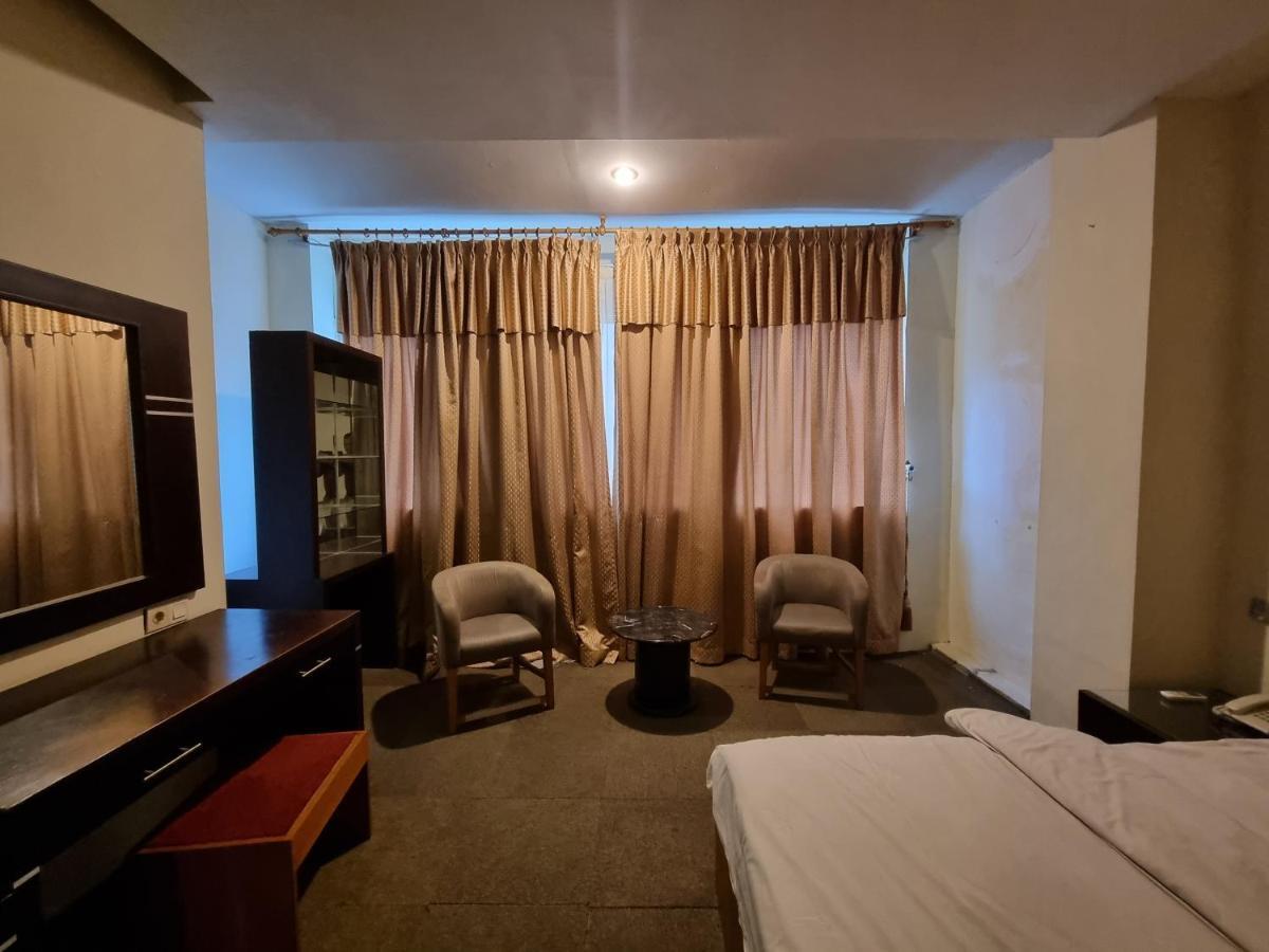 Oyo 90952 Grand Sirao