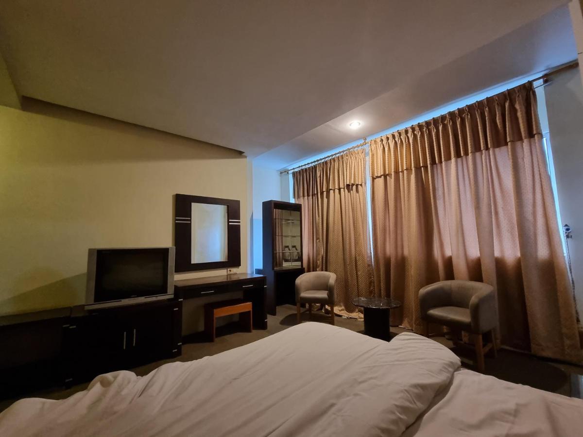 Hotel Oyo 90952 Grand Sirao