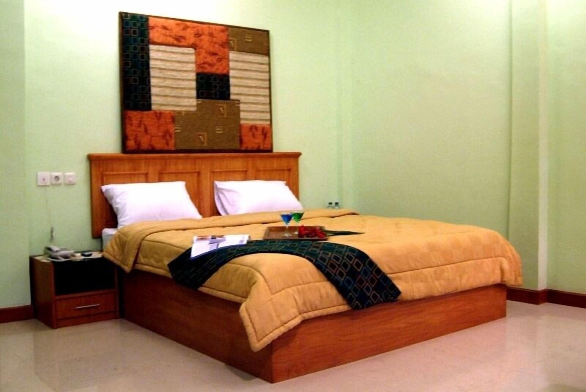 Oyo 90952 Grand Sirao Hotel 2*