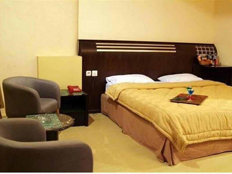 Oyo 90952 Grand Sirao